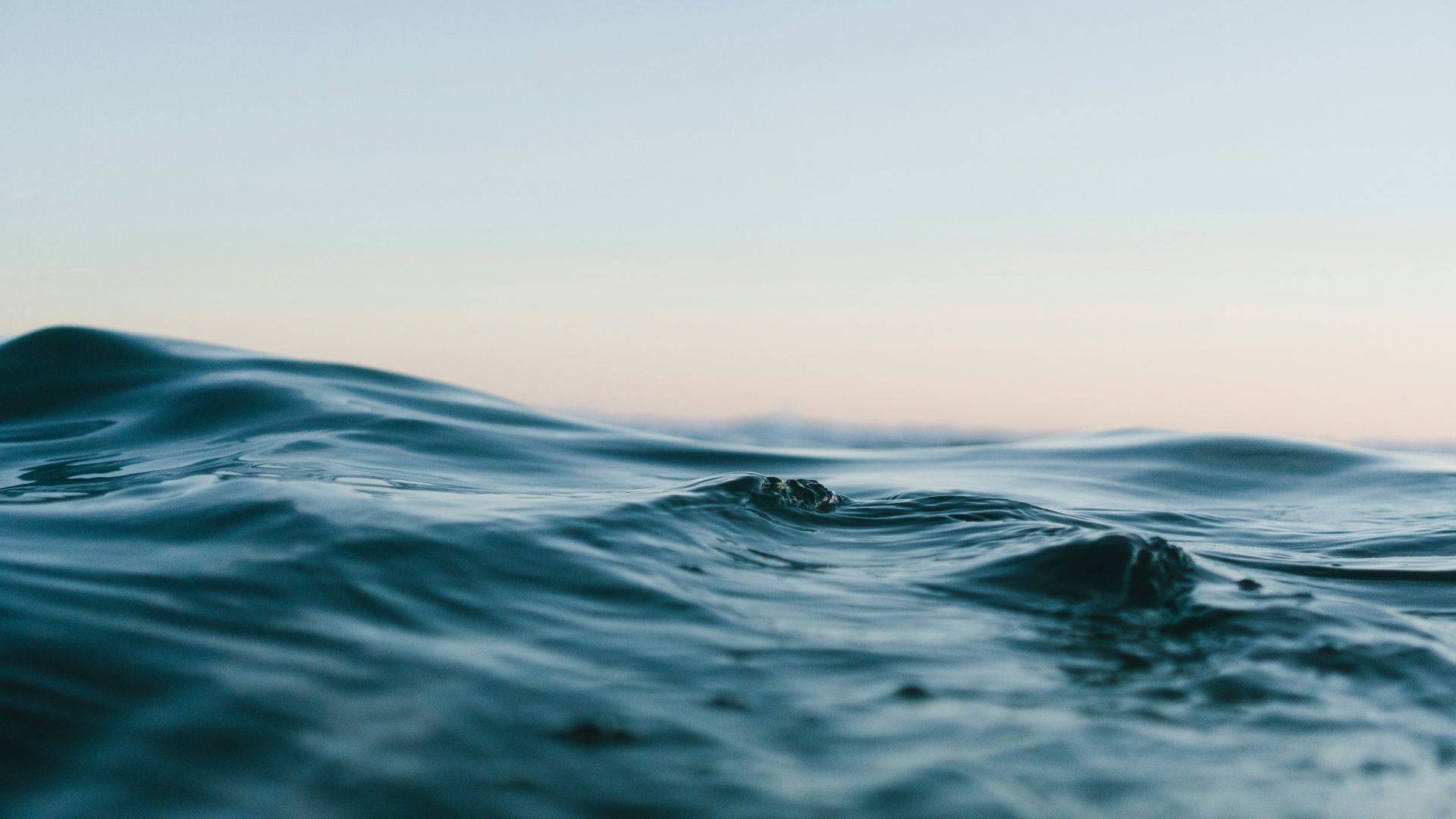 海面湛藍浪潮與柔和天光，呈現清新純淨的海洋水感氛圍
