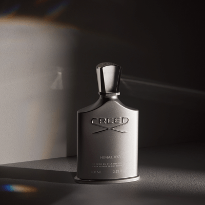 喜馬拉雅 Himalaya 銀灰色香水瓶於柔光背景中展示,呈現現代清新男性氣息