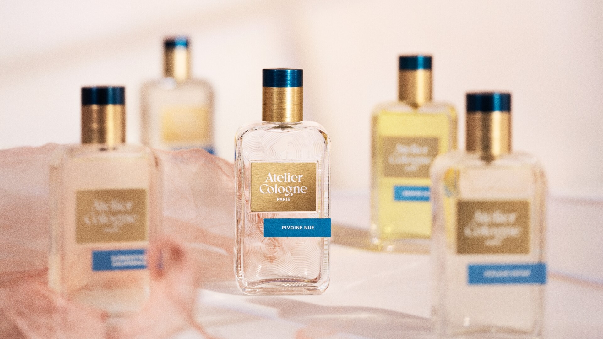 Atelier Cologne 無欲裸芍 精醇系列香水形象，以裸粉色花卉與透明光影詮釋柔和花香氛圍