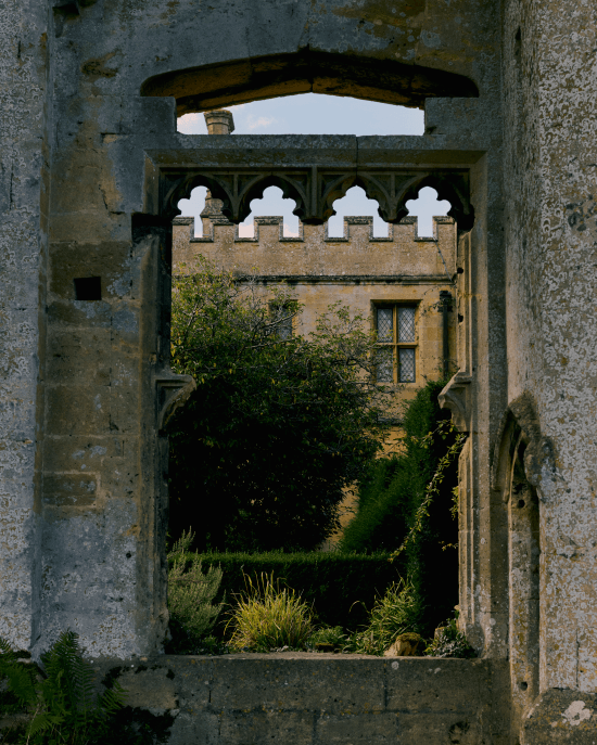 英倫庭園意象，光影穿透拱門與綠植，詮釋岩蘭草優雅綠意香氣