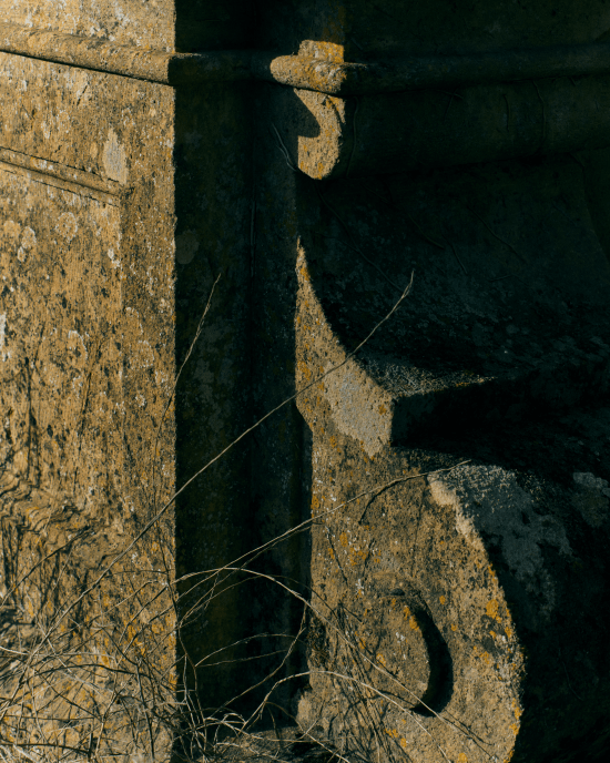 粗獷建築細節與自然紋理，呼應岩蘭草純粹原始氣質