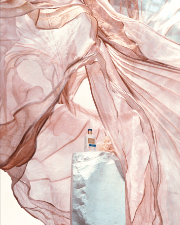 Atelier Cologne 無欲裸芍淡香精置於飄逸歐根紗之中，呈現芍藥花香的輕柔層次