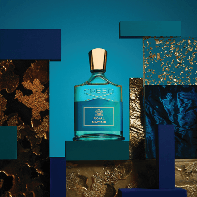 溫莎的玫瑰·Royal 香水於藍色背景與幾何陳列中展示,呈現清新典雅氣息