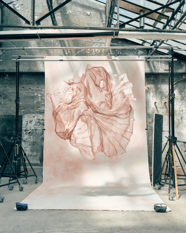 Diana Orving 為 Atelier Cologne 無欲裸芍打造歐根紗藝術裝置，展現芍藥花瓣流動感