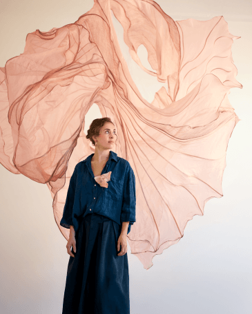 藝術家 Diana Orving 與 Atelier Cologne 無欲裸芍合作形象，以流動歐根紗展現花瓣意象