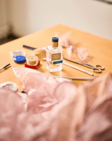 Atelier Cologne 無欲裸芍淡香精與絲質布料場景，展現法式優雅與柔和花香氛圍