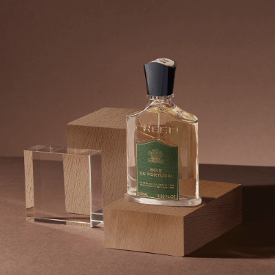 葡國森林 Bois Du Portugal 綠色香水瓶置於幾何空間與暖色背景,展現沉穩自然木質氣息