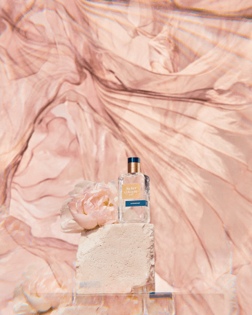 Atelier Cologne 無欲裸芍香水形象，粉裸色歐根紗包覆瓶身，呈現輕盈空氣感