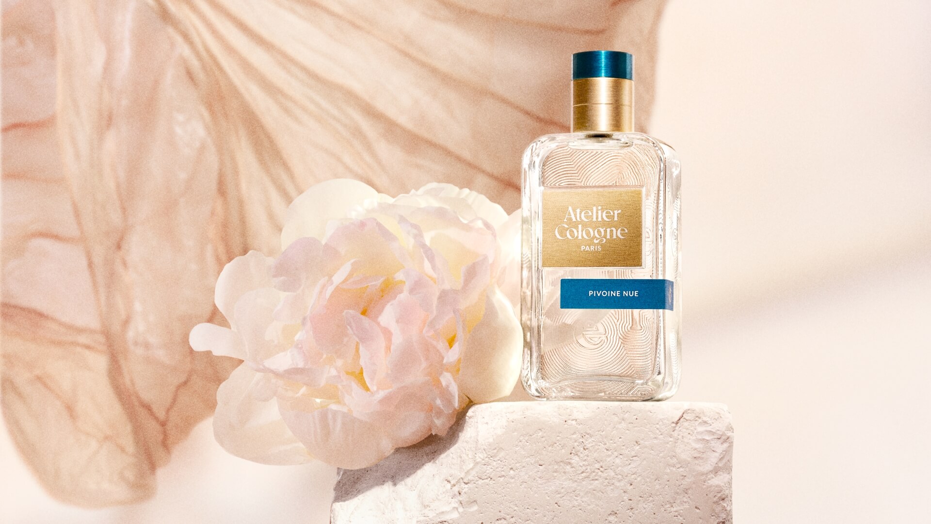 Atelier Cologne 無欲裸芍淡香精與芍藥花瓣交織，柔霧裸膚色調展現輕盈優雅氣息  02