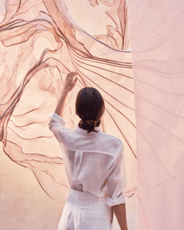 Atelier Cologne 無欲裸芍形象攝影，人物與裸粉歐根紗交織出柔霧花香氛圍
