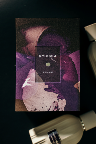 AMOUAGE 時光留韻系列香水外盒設計，以抽象圖像呈現時間與嗅覺的關係