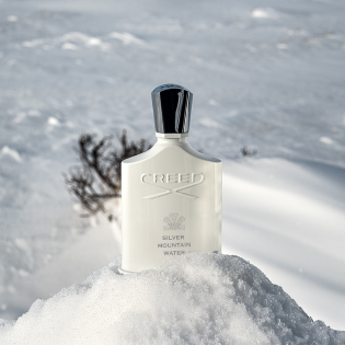 CREED 銀色山泉香水雪地情境照，靈感來自阿爾卑斯山泉，呈現乾淨、通透的清新香氛風格