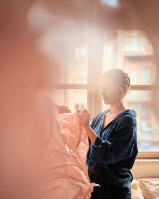 藝術家專注處理粉色輕紗布料，呼應 Pivoine Nue 無欲裸芍香水中白麝香與天竺葵帶來的感性且治癒的空氣感。