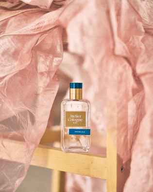 產品置於溫潤木質架上，透過多層次粉色織品交織，體現Atelier Cologne無欲裸芍香水與肌膚相隔最後一毫米的親密意象。