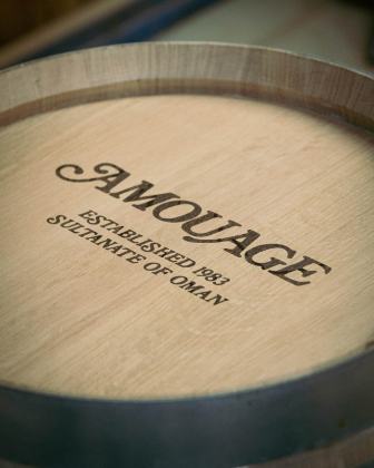 印有 AMOUAGE 字樣的橡木桶，象徵時光留韻系列以時間參與香氣生成的製香哲學
