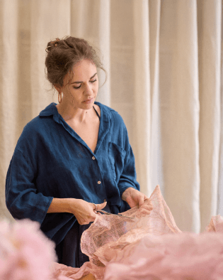 藝術家 Diana Orving 操作大型輕盈布料，將 Pivoine Nue 無欲裸芍的香氣意象轉化為具體的纖維藝術創作。