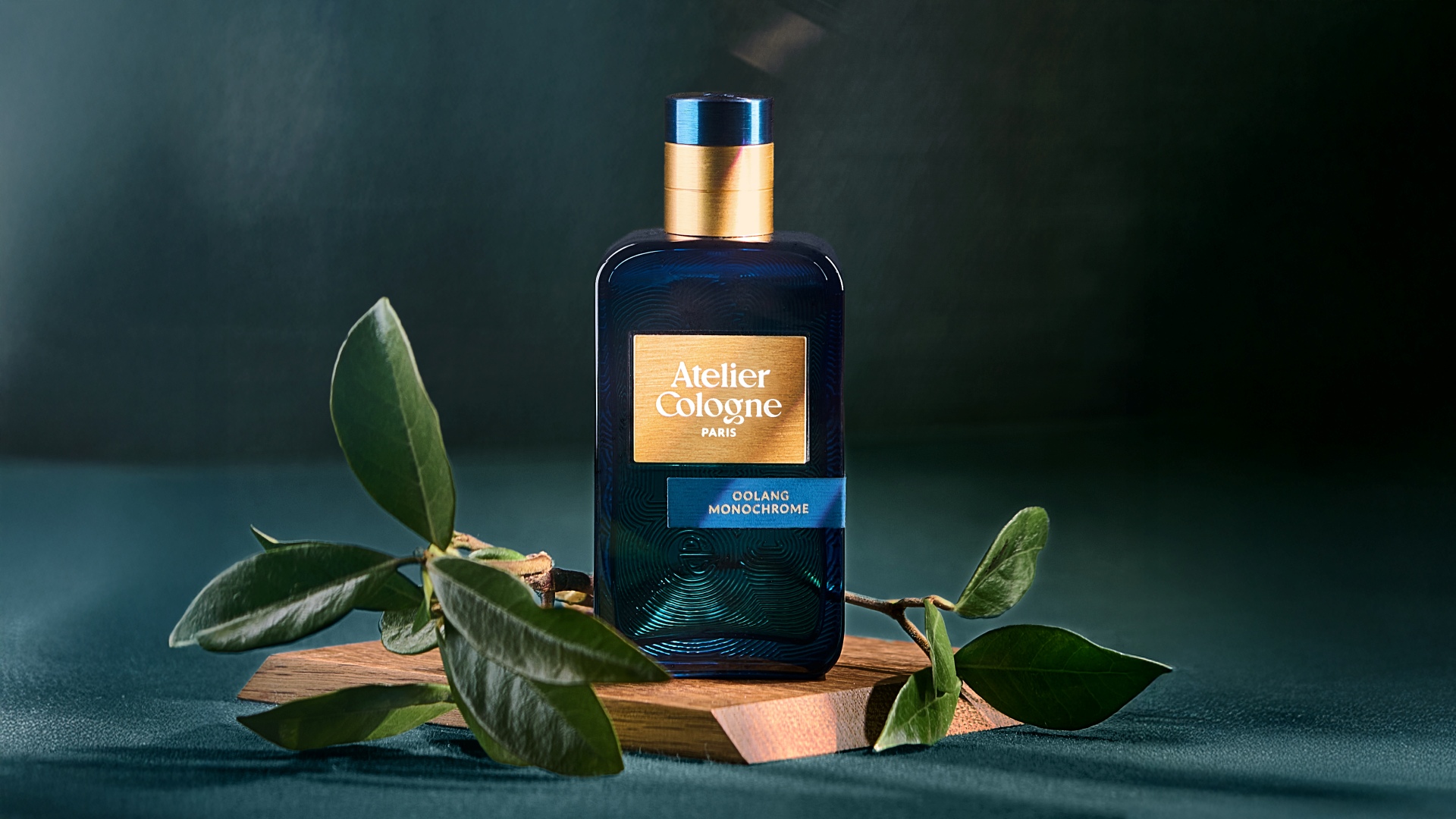 Atelier Cologne 青玉烏龍珍稀淡香精與香材展示圖