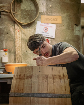 工匠手工打造橡木桶，展現 AMOUAGE 香水在製香過程中對時間與工藝的重視