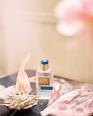 Atelier Cologne 精醇系列淡香精 Pivoine Nue 瓶身伴隨輕薄紗質布料，營造出調香大師 Dominique Ropion 筆下如綢緞般的貼膚質感。