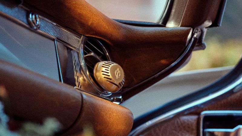 Atelier Cologne 車用擴香夾於出風口，營造細緻優雅的車內香氣氛圍