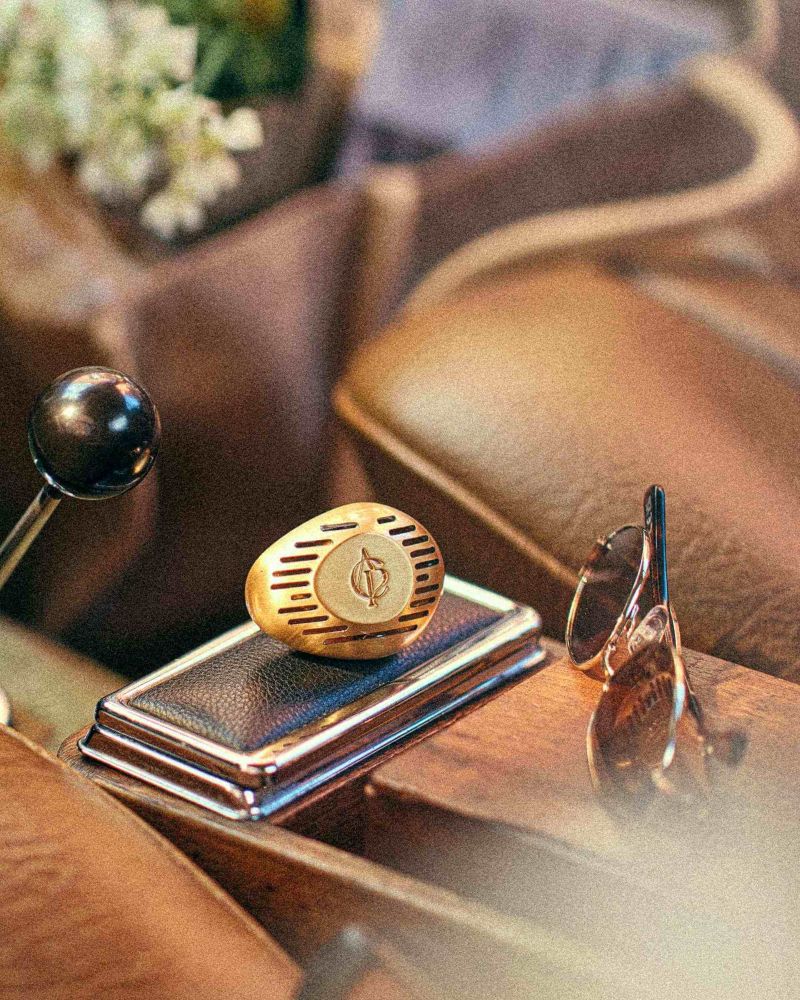 Atelier Cologne 金屬質感車用擴香搭配車內皮革細節，展現高級香氛工藝