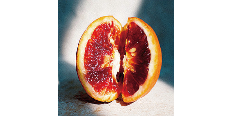 切開的血橙果實，展現濃郁多汁與明亮柑橘香氣