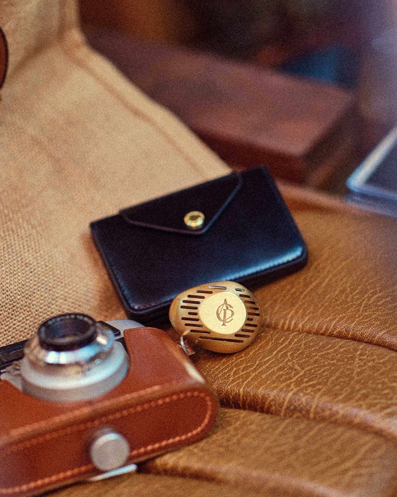 Atelier Cologne 車用擴香擺放於皮革座椅上，展現質感車內香氛與生活品味